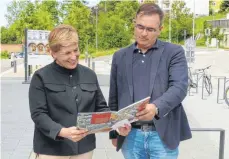  ?? FOTO: MARKUS LEHMANN ?? Ministerin Nicole Razavi beim Rundgang über das Stadtoval mit dem Ersten Bürgermeis­ter Wolfgang Steidle.