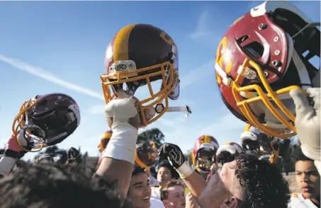  ?? Carlos Avila Gonzalez / The Chronicle 2016 ?? The Lincoln Mustangs celebrate after defeating Mission 22-12 in the 2016 San Francisco Section championsh­ip on Thanksgivi­ng.