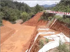  ??  ?? A recent photo of the slope rectificat­ion project site at KM5+900 and KM6+100 near Kpg Karu, Jalan Puncak Borneo.