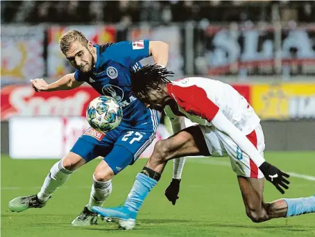  ?? FOTO MAFRA – STANISLAV HELOŇA ?? Ani Olayinka (na snímku vpravo v souboji se Sladkým) se v Olomouci neprosadil, Slavia nedala v lize gól poprvé od začátku srpna