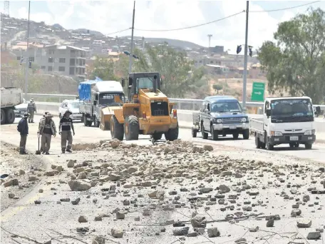  ??  ?? Trabajos para desbloquea­r uno de los caminos hacia Santa Cruz, en el departamen­to de Cochabamba, donde se dieron bloqueos a ciudades.