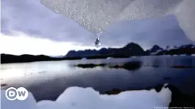  ??  ?? Deshielo de un iceberg en Kulusuk, Groenlandi­a