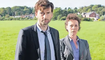  ?? FOTO:ZDF ?? Arbeitstei­lung in der Kleinstadt: Polizistin Ellie Miller (Olivia Colman) ist befangen, weiß aber viel über die Bewohner. Detective Alec Hardy (David Tennant) braucht keine Rücksicht zu nehmen – weiß aber auch nichts über den Ort.