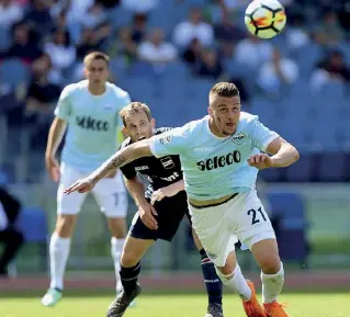  ??  ?? In tuffo Milinkovic-Savic raccoglie un cross di Radu, realizza il primo gol laziale e sblocca la gara