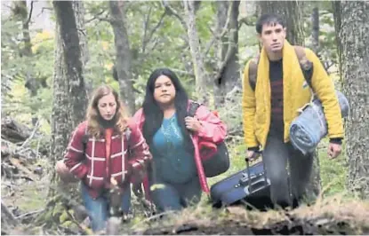  ??  ?? Todo un viaje. En “Breve historia del planeta verde”, los protagonis­tas tienen que devolver un alien a su planeta.