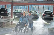  ?? FOTO: HOCHSCHULE AALEN ?? Um die Bedingunge­n in der Realität zu testen, haben sich die Mitglieder der Agenda-Gruppe in einen Rollstuhl gesetzt.