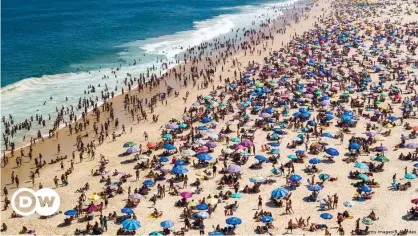  ??  ?? Pese al creciente número de contagios y muertes los brasileños no dejan de abarrotar las playas, como se observa en esta foto tomada en Ipanema, Rio de Janeiro, el 6 de septiembre de 2020.