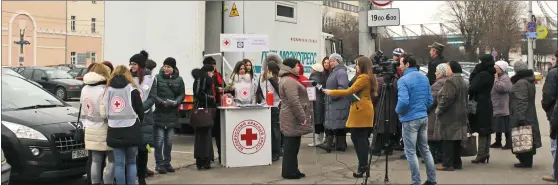  ??  ?? Акция Красного Креста привлекла внимание гомельчан