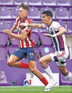  ??  ?? Llorente pelea por el balón con El Yamiq en Valladolid.