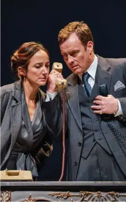  ?? FOTO: BRINKHOFF MÖGENBURG, NATIONAL THEATRE ?? Hallo? Mona Juul (Lydia Leonard) og Terje Rød-Larsen (Toby Stephens) snakker med hver sin side av Palestina- og Israelkonf­likten i det politiske dramaet Oslo.