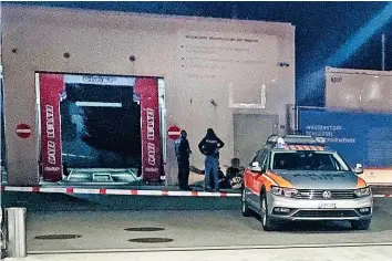  ?? 20MIN/NEWS-SCOUT ?? ... dieser Tankstelle sein Leben verloren. Die Polizei hat den Tatort abgesperrt.