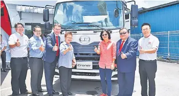  ??  ?? Wong (second right) and Van den Heede (third left) pose during the handover ceremony of the new UD Croner truck with TCIE East Malaysia Operations senior regional manager Aaron Chai (left), UD Trucks Malaysia Sales and Marketing director Eddy Chan...