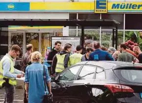  ?? AFP PIC ?? Policeman at a supermarke­t in Hamburg where the knife attack took place on Friday.