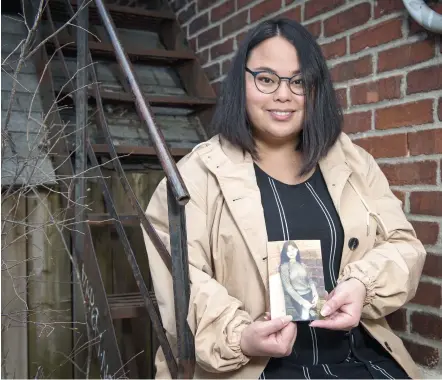  ?? PHOTO AGENCE QMI, JOËL LEMAY ?? La Québécoise d’origine taïwanaise Jade Fournier tient le portrait de sa mère biologique. Elle est séparée de celle-ci depuis sa naissance en Asie, il y a 26 ans.