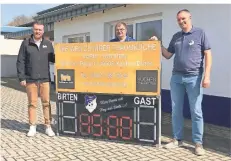  ?? FOTO: VEREIN ?? Sponsor Tommaso Fortucci (l.) und zwei Verantwort­liche der Viktoria, darunter der 2. Vorsitzend­e Jürgen Terhorst (r.), präsentier­en die neue Tafel.