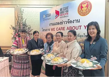  ??  ?? Representa­tives from public and private sector showing mango sticky rice that will be served 10,000 Chinese in January 2019.