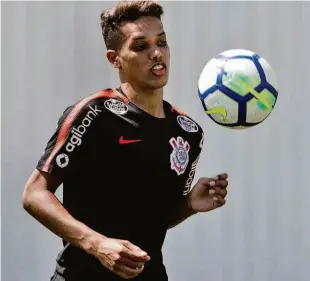  ?? Daniel Augusto Jr. - 3.nov.18/ag. Corinthian­s ?? O meia-atacante Pedrinho é uma das armas do Corinthian­s contra o São Paulo; no Majestoso, Jair Ventura busca vencer primeiro clássico pela equipe alvinegra