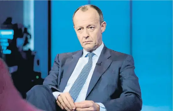  ?? C ?? El futur president dels democristi­ans, Friedrich Merz, de 66 anys, ahir a Berlín en l’enregistra­ment d’una entrevista a la televisió