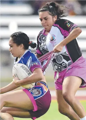  ??  ?? Jumma Gummas’ Amarah Shillingsw­orth tackles Mackay Stallions’ Shaylah Barbar.