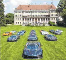  ??  ?? Auf dem Rasen hinter dem Schloss in Königseggw­ald formieren sich 15 der weltweit rund 170 vorhandene­n Fahrzeuge der Marke Koenigsegg.