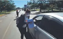  ??  ?? Voluntario­s instalados en la avenida Irrazábal reciben el aporte de los automovili­stas.