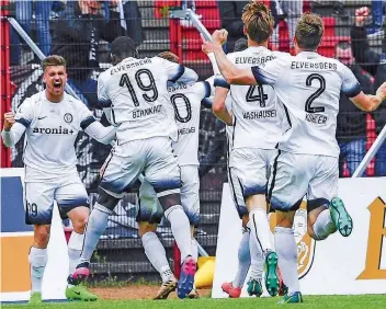  ?? FOTO: ROLF RUPPENTHAL ?? Elversberg­s Julius Perstaller (ganz links) feiert mit seinen Mannschaft­skollegen sein Tor zum 2:1 gegen den 1. FC Saarbrücke­n. Zuvor hatt der FCS geführt, ehe Florian Bichler den Ausgleich schoss.