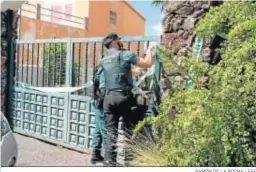  ?? RAMÓN DE LA ROCHA / EFE ?? Dos agentes proceden a registrar la casa del desapareci­do con sus dos hijas.