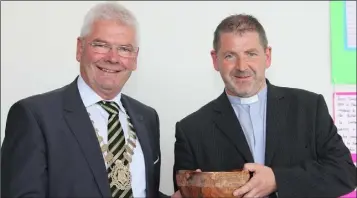  ??  ?? Cathaoirle­ach Cllr Pip Breen makes presentati­on to Rev Steven Foster.