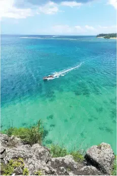  ??  ?? Les eaux turquoise du sud vues du rocher de Macondé.