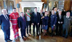  ??  ?? Palazzi Scaligeri
Il ministro ungherese Szijjarto con i rappresent­anti delle istituzion­i veronesi (Sartori)