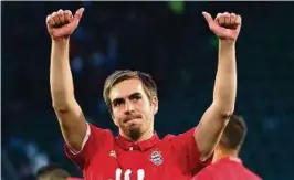  ??  ?? Das war‘s: Philipp Lahm sagt nach dem achten Meistertit­el mit dem FC Bayern am Wochenende Servus. Foto: Peter Steffen/dpa