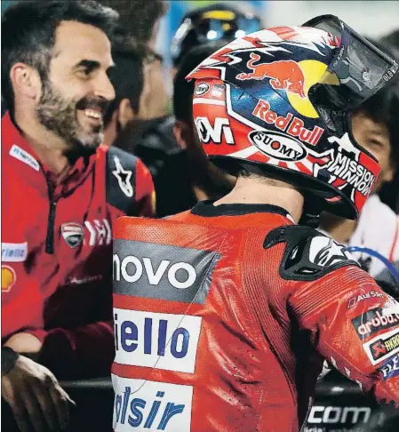  ??  ?? Andrea Dovizioso y Marc Márquez se saludan afectuosam­ente con risas al final del duelo que mantuviero­n en Lusail