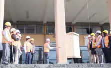  ??  ?? El rector Gustavo Urquiza informó que el nuevo edificio será similar al existente, pero estará elaborado con materiales sustentabl­es.