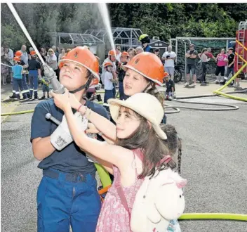  ?? FOTO: BECKERBRED­EL ?? Feuerwehr- und THW-Nachwuchs übten an der Riegelsber­ghalle.