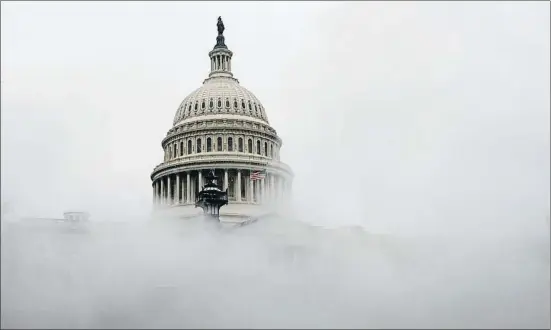  ?? ANDREW CABALLERO-REYNOLDS / AFP ?? La cúpula del Capitolio en Washington DC donde se aproximaba una tormenta de nieve