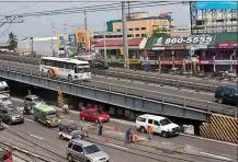  ??  ?? Die Brücken können als permanente Infrastruk­tur genutzt werden, wie zum Beispiel diese Überführun­g auf den Philippine­n.