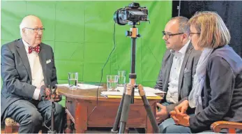  ?? FOTOS: GERD MÄGERLE ?? „Ich habe es immer begrüßt, wenn sich junge Leute mit den politische­n Verhältnis­sen auseinande­rgesetzt haben“, sagt Alt-OB Claus-Wilhelm Hoffmann (l.) im Videointer­view mit Dieter Maucher und Ursula Maerker über die 68er-Zeit in Biberach.