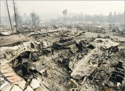  ?? JOSH EDELSON / AFP ?? Imagen de devastació­n en una zona de caravanas en Santa Rosa