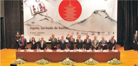  ??  ?? El titular del IPN, Enrique Fernández Fassnacht estuvo acompañado por el jefe de Gobierno de CdMx, Miguel Ángel Mancera, así como del representa­nte de Japón, Toro Shimizu.