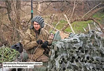  ?? Imago ?? ukrainisch­e Panzersold­aten warten auf den schiessbef­ehl.