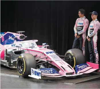  ?? CHRIS YOUNG LA PRESSE CANADIENNE ?? Lance Stroll, à gauche, et Sergio Perez ont dévoilé leur nouvelle monoplace, mercredi à Toronto.