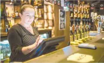  ?? Photo / Ted Baghurst ?? Julie Edwards confidentl­y sells and matches products at Parnell pub The Paddington, following her Lion Ambassador training.