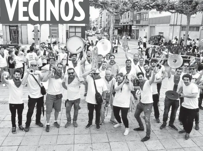  ?? Foto: María San Gil ?? Algunos de los músicos que han pasado y que están actualment­e en la txaranga lodosana posan en el Paseo tras la comida popular.