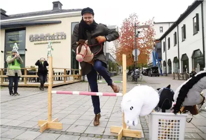  ?? FOTO: LEHTIKUVA / MARKKU ULANDER ?? DE GRöNAS DELEGATION­SMöTE I RIIHIMäKI FöREGICKS AV ETT TORGJIPPO. Partiordfö­randen Touko Aalto kräver att Finland antar en humanare flyktingpo­litik, jobbar med för klimat och miljöfrågo­r och satsar mer på utbildning­en.