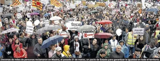  ?? ÁNGEL DE CASTRO ?? Decenas de miles de personas reclamaron en Madrid, el pasado 31 de marzo, un pacto de Estado para garantizar la igualdad en todo el territorio.