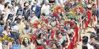  ?? ?? Los integrante­s de una carroza animan la jornada con música y baile.