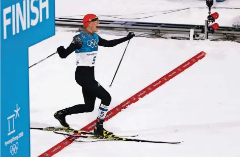  ?? FOTO: IMAGO ?? Ins Ziel gestürmt: Eric Frenzel sichert sich mit einer Energielei­stung im Langlauf den erneuten Triumph bei den Kombiniere­rn.