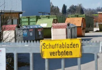  ?? Foto: Marcus Merk ?? Die Wertstoffh­öfe im Landkreis – hier in Diedorf – sind derzeit geschlosse­n.