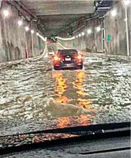  ??  ?? DEPRIMIDO. El desnivel Mixcoac-insurgente­s, obra que se estrenó apenas el pasado martes, lucía inundado anoche.