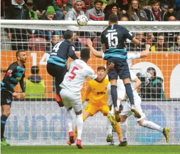  ?? Foto: Ulrich Wagner ?? Und wieder ist der Ball im Augsburger Tor: Der Berliner Marko Grujic (Nummer 15) nickt zum 3:3 ein. Trotz dreimalige­r Führung unterlag der FCA im letzten Heimspiel der Saison.